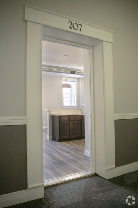 Building Photo - 218 E 7th St
