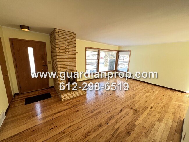 Foto del edificio - Updated House on Large Corner Lot for September, Attached Garage, Remodeled Kitchen, Amazing 3 Se...