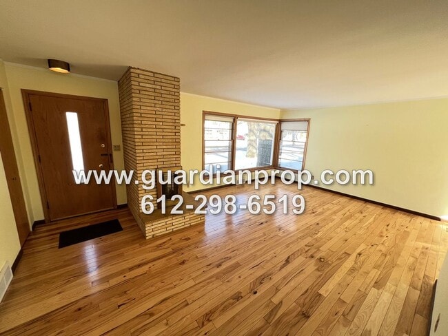 Building Photo - Updated Roseville House on Large Corner Lo...