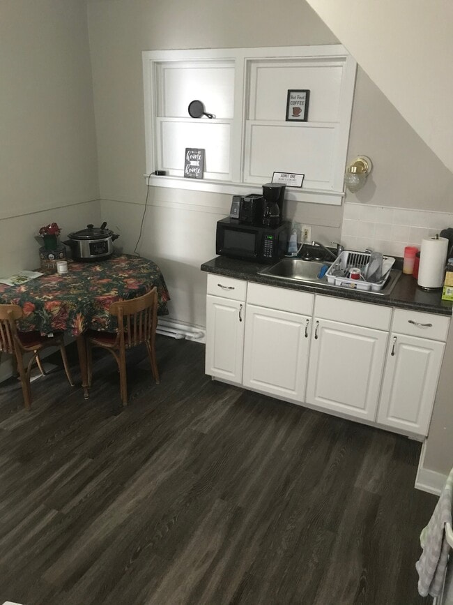 Building Photo - 1021 Grove St