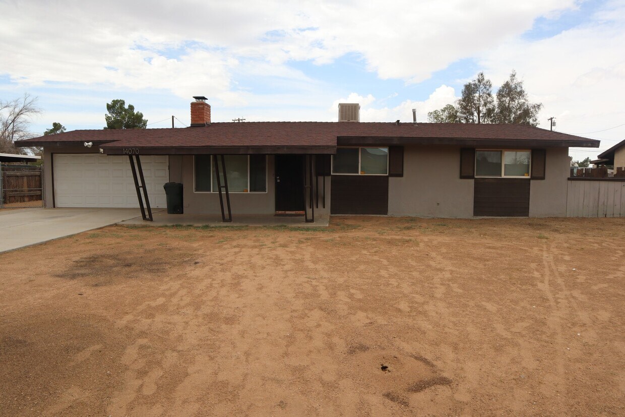 Primary Photo - Apple Valley, 3 Bedroom, 2 Bathrooms, 1/2 ...