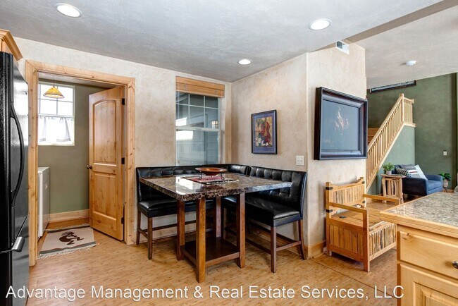Building Photo - 6042 N Fox Pointe Cir