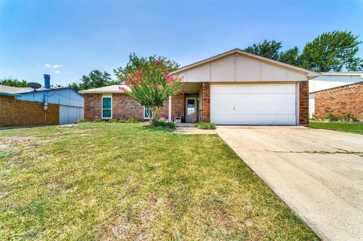 Primary Photo - Cozy meets stylish in this 3 bedroom + 2 b...
