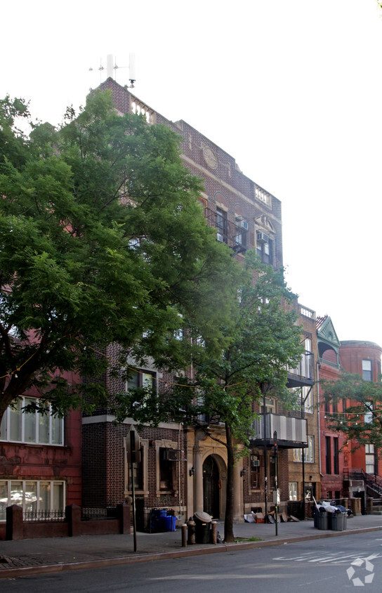 Foto del edificio - 555 Bedford Ave