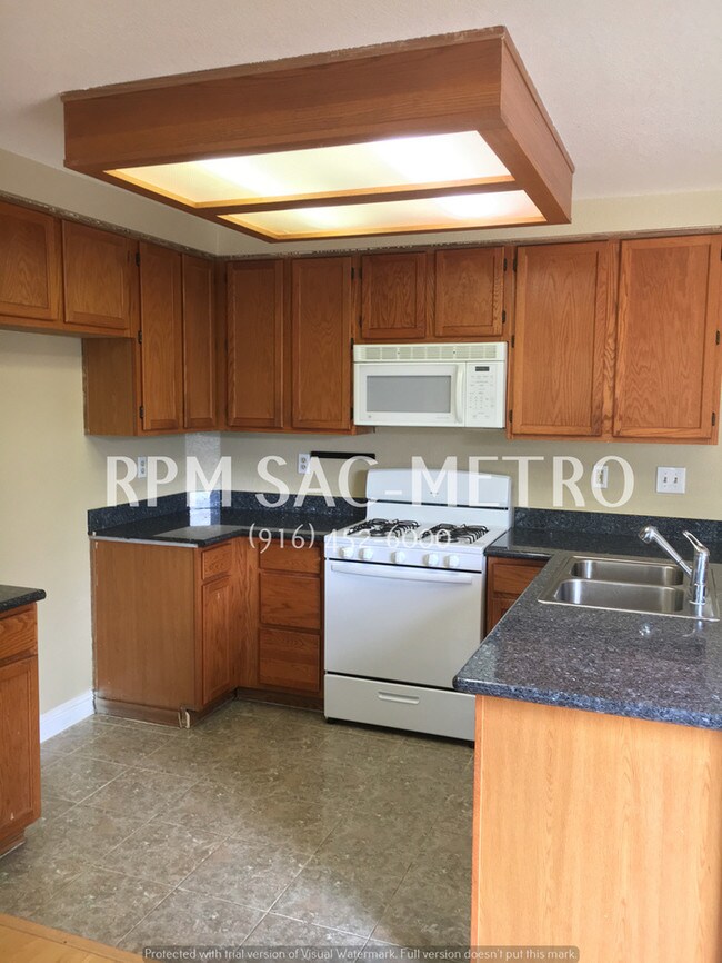 Foto del edificio - 8208 Danbury Park Ct