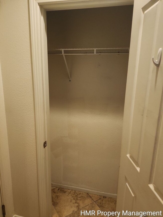 Foto del edificio - Modern 2-Bedroom Condo Near Victoria Gardens