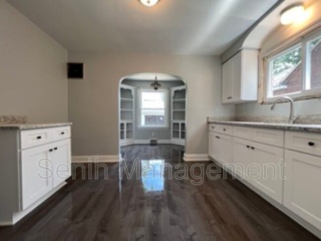 Building Photo - 5106 Buckingham