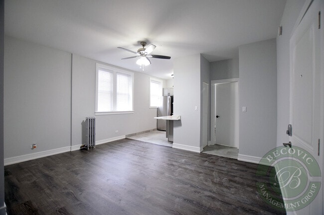 Building Photo - 1521 W Sherwin Ave