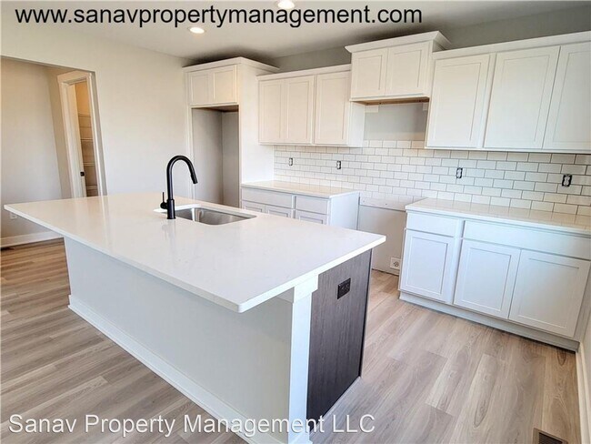 Building Photo - 4 br, 2.5 bath House - 212 12th Ct