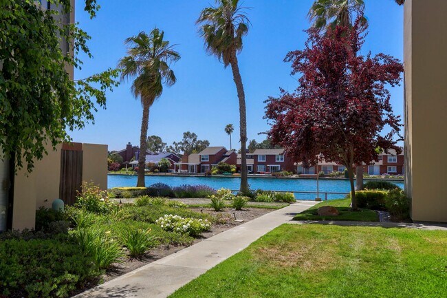 Building Photo - (3) Three Bed, (2) Two bath updated condo ...