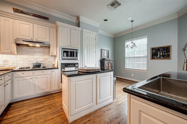 Building Photo - 3202 Holly Shores Dr