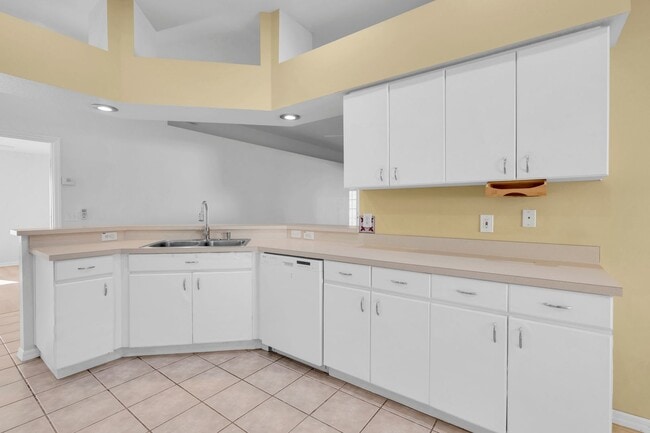 Building Photo - Large Spacious 4 bedroom 2 bath