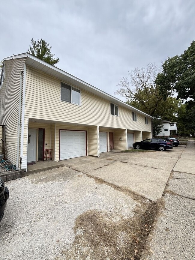 Building Photo - 107 N Busey Ave