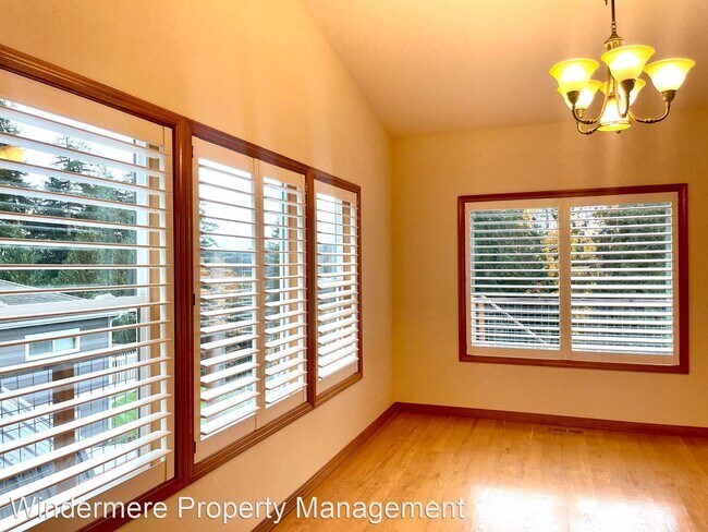 Foto del edificio - 3 br, 3 bath House - 7532 NE Big Hill Way
