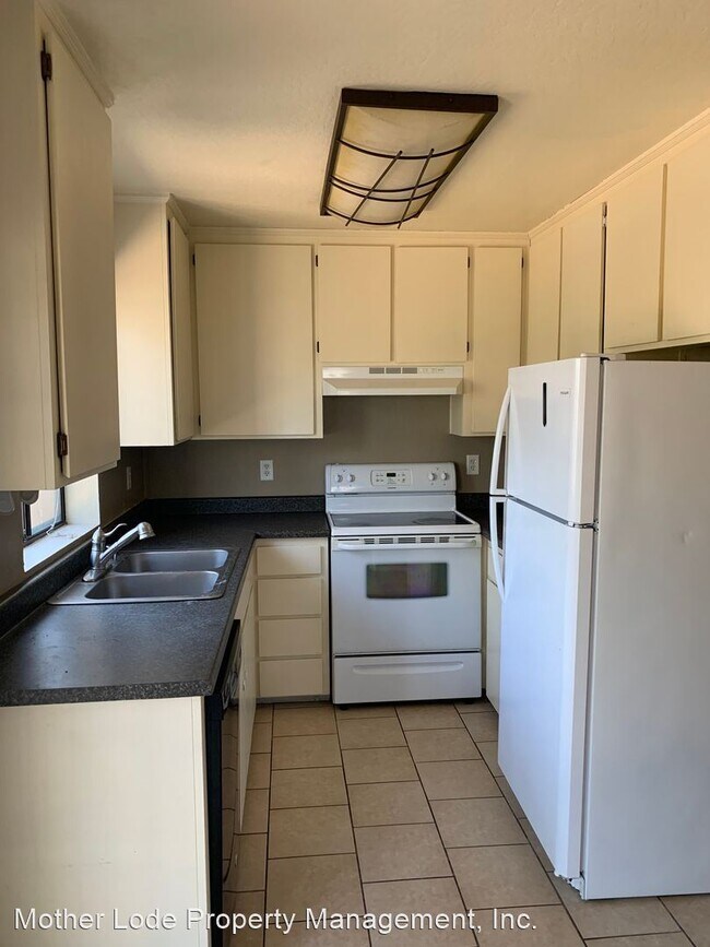 Building Photo - 2 br, 1.5 bath House - 3601 Signal Hill Trail