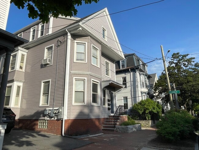 Late spring morning at 28 North, - 28 North St