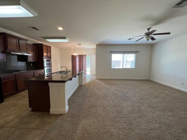 Foto del edificio - 2324 W Tyler Ave