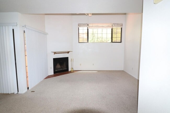 Building Photo - 2 Bedroom, 2 Bath