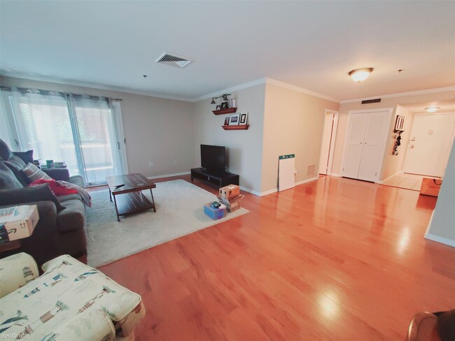 Building Photo - 1 br, 1.5 bath Condo - 1633 Washington Blv...