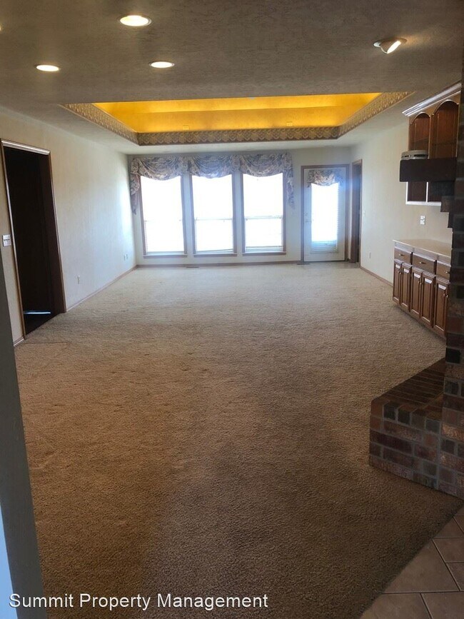 Foto del edificio - 521-523 E Rogers Dr