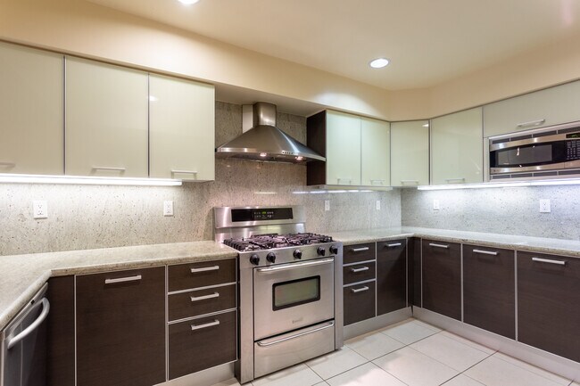 Foto del edificio - 1353 N Fuller Ave
