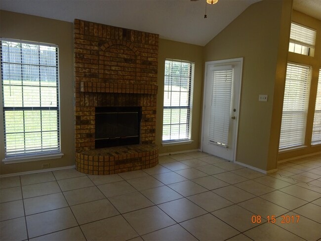 Building Photo - 612 Arapaho Dr