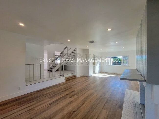 Building Photo - Beautifully Updated 4 Bedroom 2.5 Bath Spa...