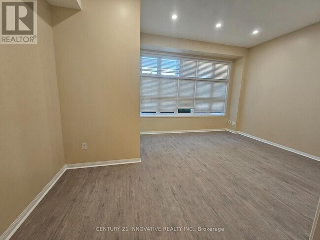 Photo du bâtiment - 3034 Bur Oak Ave