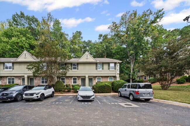 Building Photo - 6900 Roswell Rd