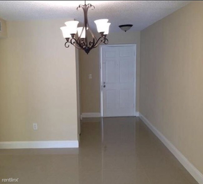 Building Photo - 9357 Fontainebleau Blvd