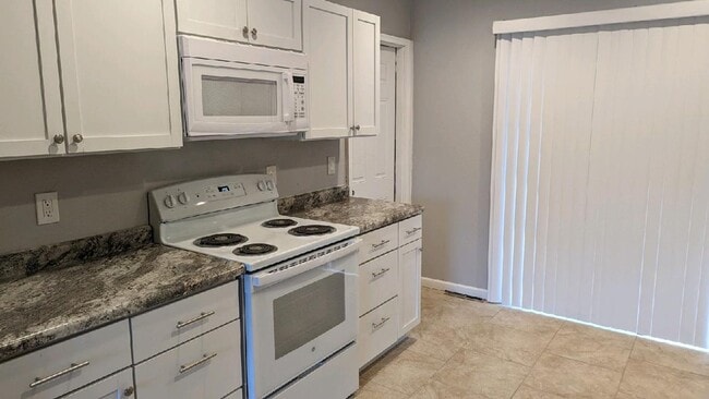 Building Photo - SOUTHSIDE DUPLEX-2 BEDROOM 1+ 1/2 BATHROOM...