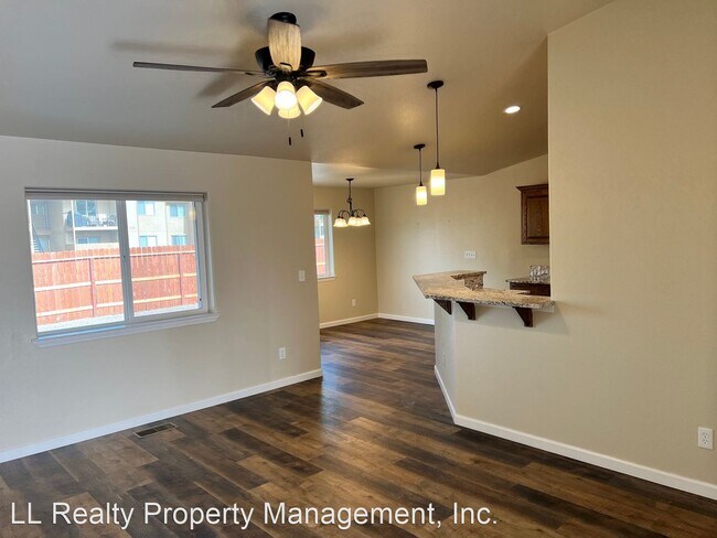 Building Photo - 4 br, 2 bath House - 701 N Broadway