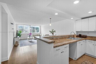 Building Photo - 9125 SW 77th Ave