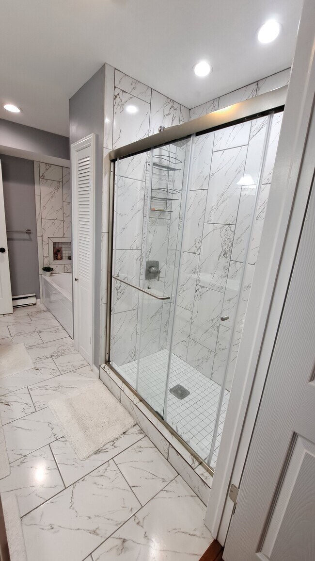 Shower - 4052 Chaucer Pl