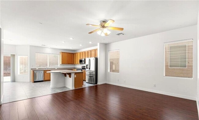 Foto del edificio - 9123 Weeping Hollow Ave