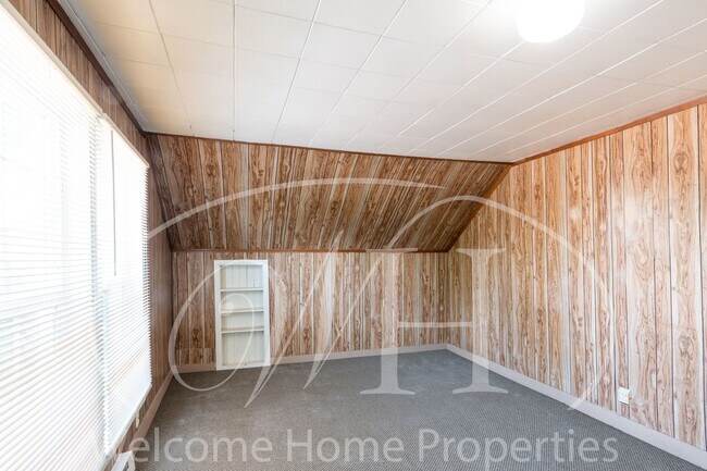 Building Photo - 119 N Blue St