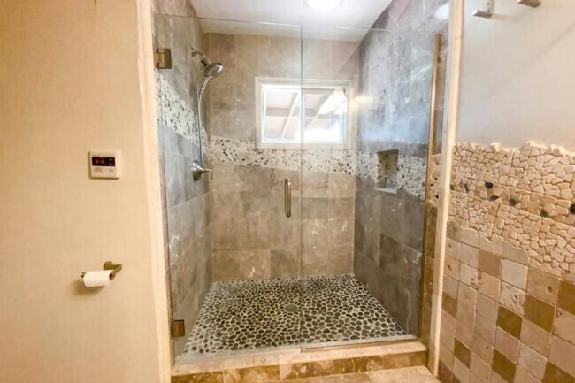 Foto del edificio - 2541 Haller St