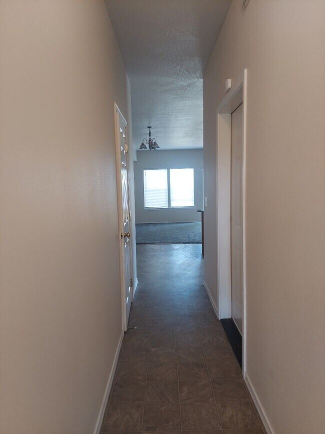 Foto del edificio - JUST REDUCED....3 bedroom, 2.5 bath Townho...