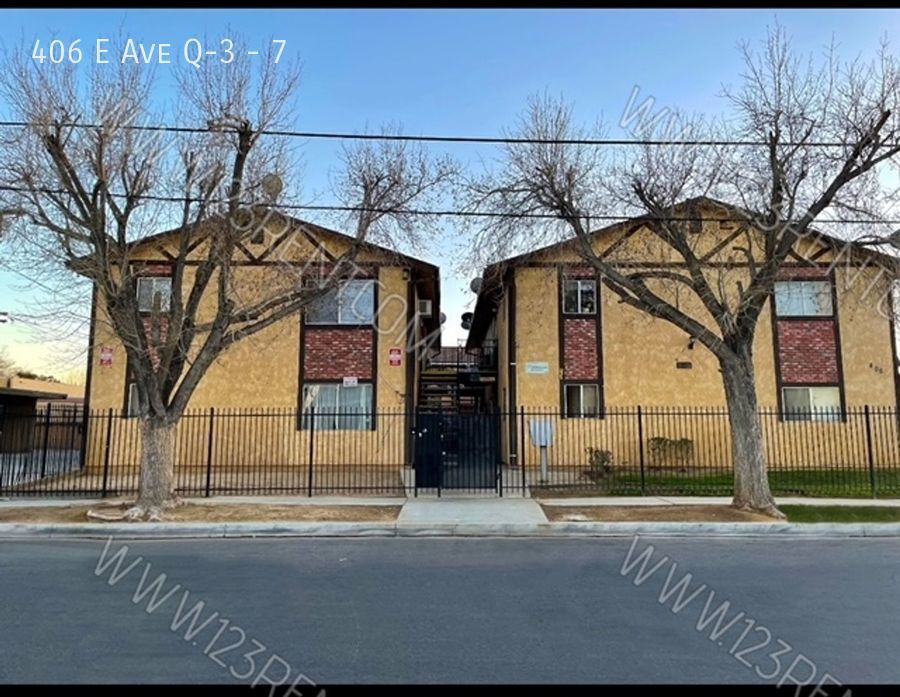 Foto principal - 1BD/ 1BATH 2ND FLOOR APT EAST PALMDALE