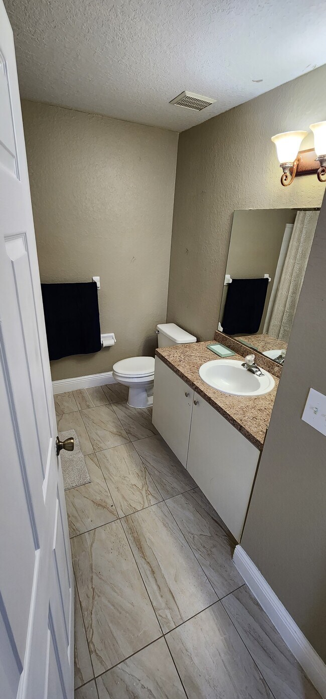 Building Photo - 13929 Fairway Island Dr
