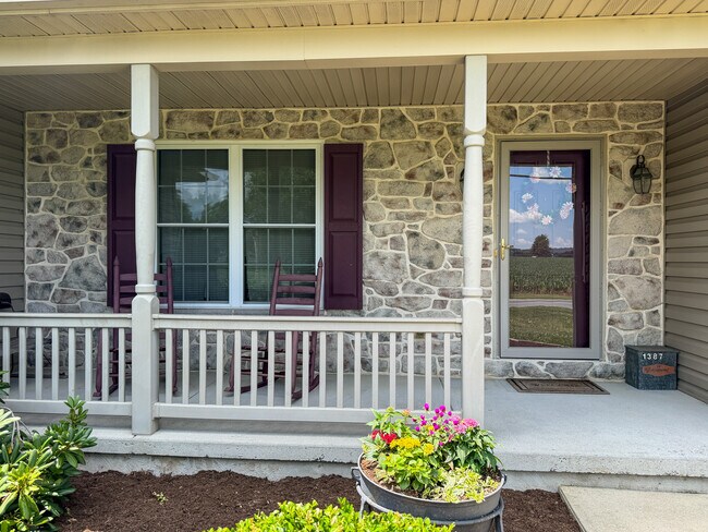 Foto del edificio - 1387 Sheep Hill Rd