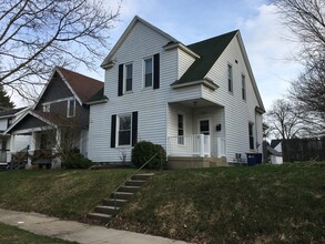 Building Photo - 936 Crescent St NE