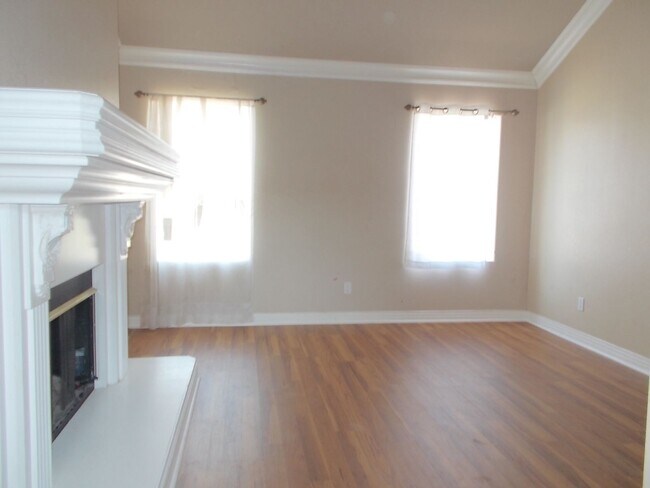 Foto del edificio - Spacious Estate on Nearly an Acre!
