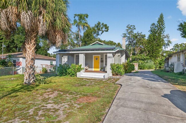 Foto del edificio - 5911 N Highland Ave