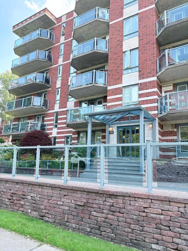 Building Photo - 850 Rue Muir