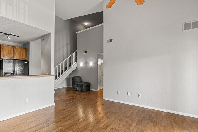 Foto del edificio - Awesome Penthouse Condo in Town Center Terrace!