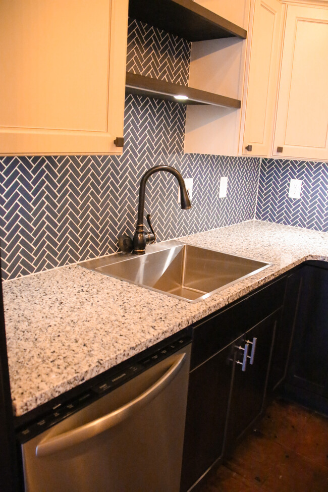 Granite kitchen counter top with herringbone backslash. - 725 S Baker St