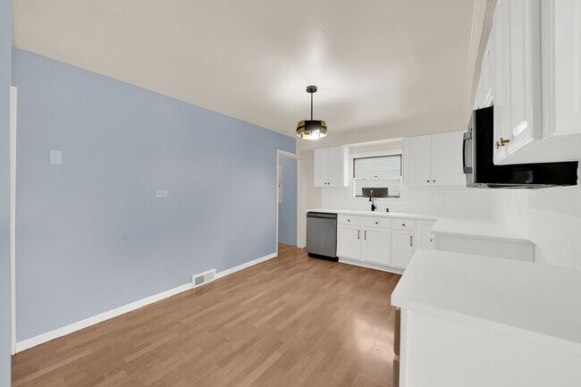 Building Photo - 4933 S Lockwood Ave