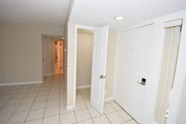 Building Photo - Cozy townhome. 2/2 Clean and ready for mov...