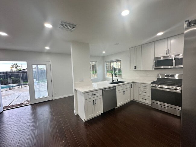 Foto del edificio - Beautifully Renovated 3-Bed, 2-Bath Home with Pool in Prime Location